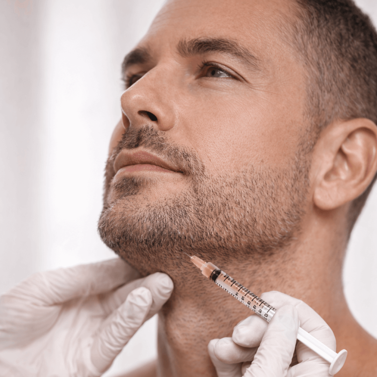 Injektionslipolyse zur Behandlung des Doppelkinns bei einem Mann in einer ästhetisch-medizinischen Praxis
